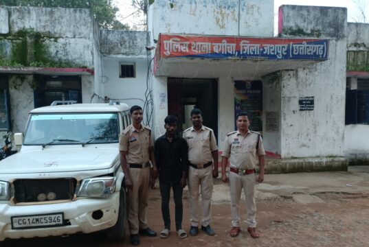 जशपुर जिले से बड़ी खबर : जादू टोना के शक पर महज 21 साल के आरोपी दीपक यादव ने 68 साल के बुजुर्ग की बोलेरो वाहन से कुचल कर ले ली जान, पुलिस ने मुख्य आरोपी दीपक यादव को किया गिरफ्तार, फरार पिता, चाचा व बैगा की पुलिस कर रही है तलाश