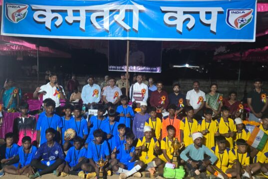 जूनियर फुटबॉल के फाइनल मैच कमतरा में अंतरराष्ट्रीय एथलीट अनिमेष कुजूर मुख्य अतिथि के रूप में हुए शामिल, अनिमेष कुजूर के माता-पिता दोनों है डीएसपी
